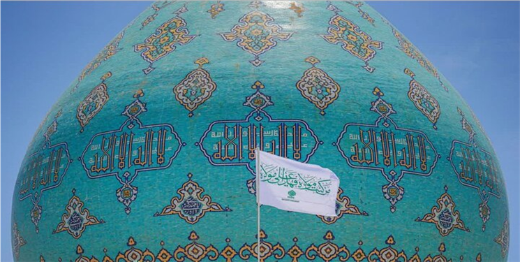 پرچم متبرک آستان علوی بر فراز گنبد مسجد جمکران به اهتزاز درآمد