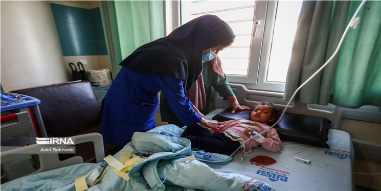 گزارش میدانی از اوج‌گیری آنفلوآنزا در قم؛ صف‌های طولانی، اتاق‌های شلوغ و نگرانی والدین