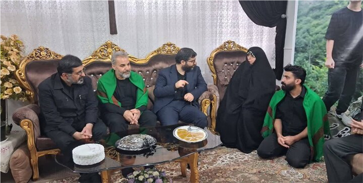 حضور معاون رئیس جمهور در منزل شهیدان «صفری نوا و حسینی مقدم» در قم