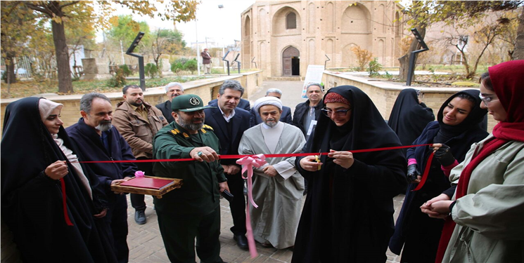 برپایی نمایشگاه توانمندی‌های بانوان هنرمند قم در مقابر گنبد سبز